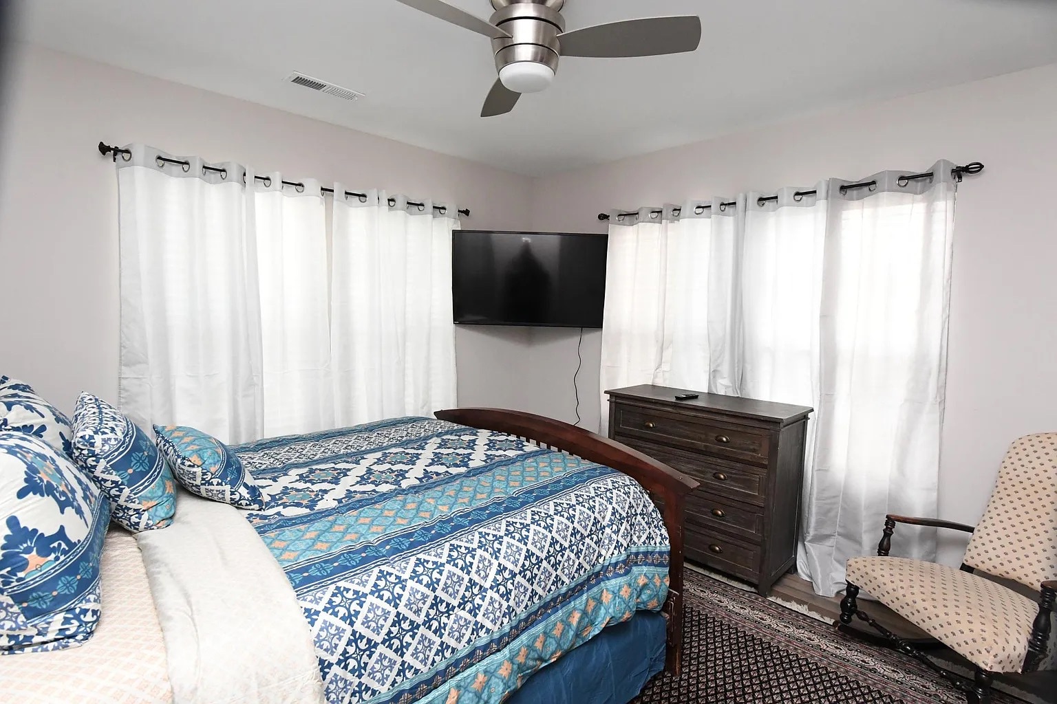 Building Photo - Room in House on S Person St