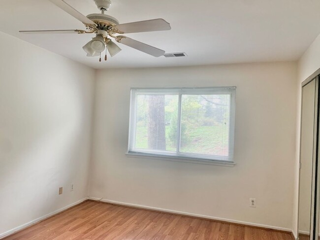 Building Photo - Beautiful and large 1 BR 1 BA! washer and ...