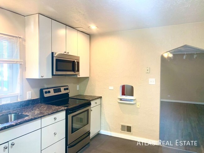 Building Photo - 2 bed, 1 bath upper unit of duplex coming ...