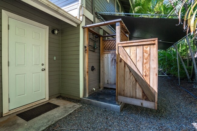 Building Photo - Beautifully Appointed Fully Furnished 4 bedroom/3 bathroom Kuau BayView House w/ Ocean views