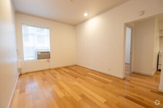 Building Photo - Historic Charm and Modern Comfort in Downt...