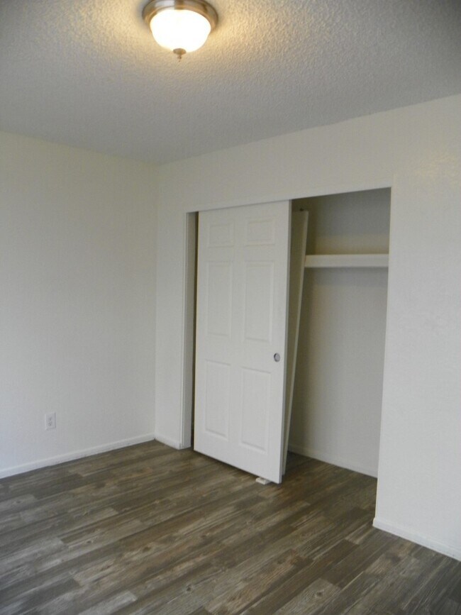 Building Photo - 1 bedroom with loft - or 2nd bedroom - w/d...