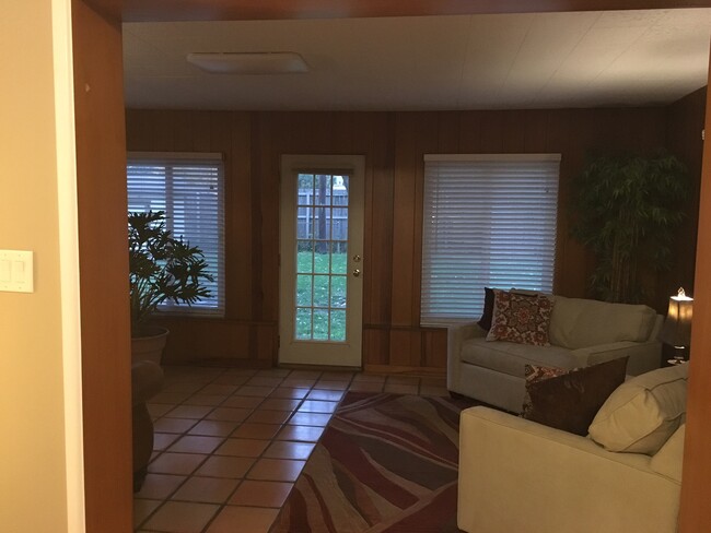 Building Photo - 239 S Parkwood Ln
