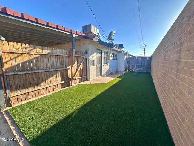 Building Photo - 3927 N Longview Ave