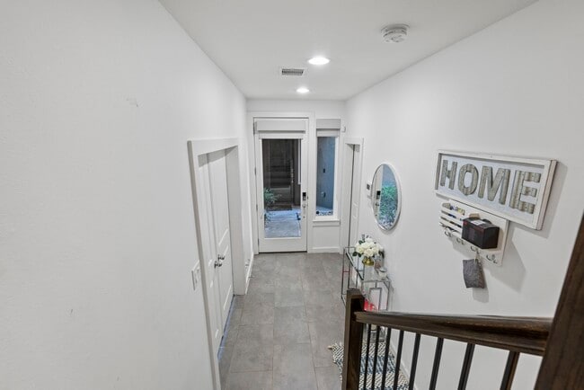 Building Photo - 1925 Shearn St