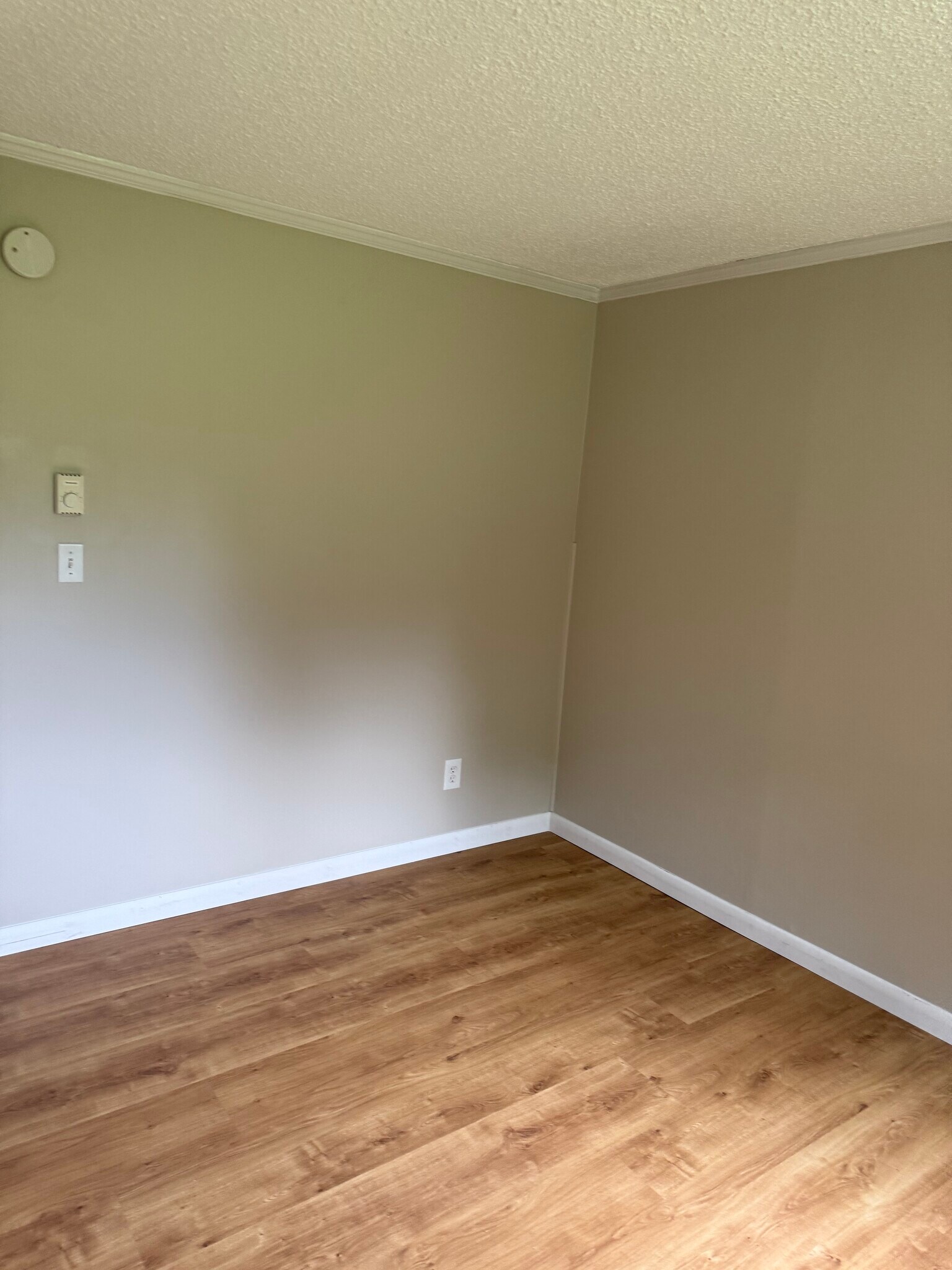 Building Photo - 200 Maple Rd