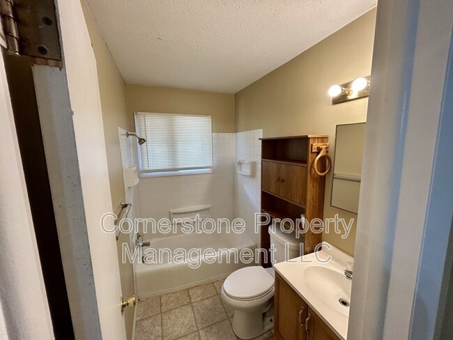 Building Photo - 818 Elm St