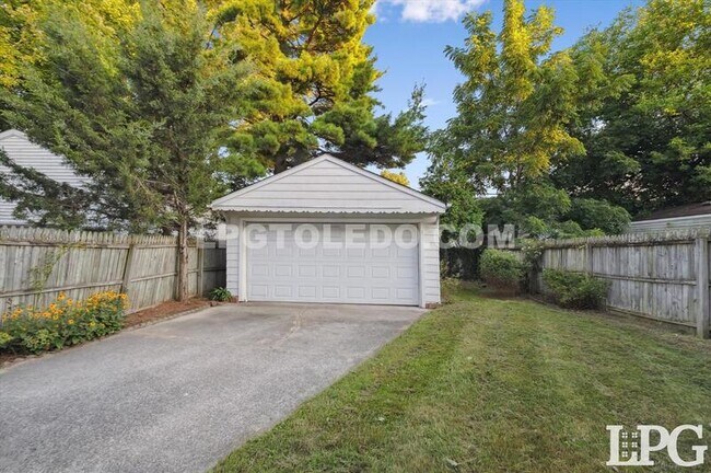 Building Photo - 2029 Berdan Ave