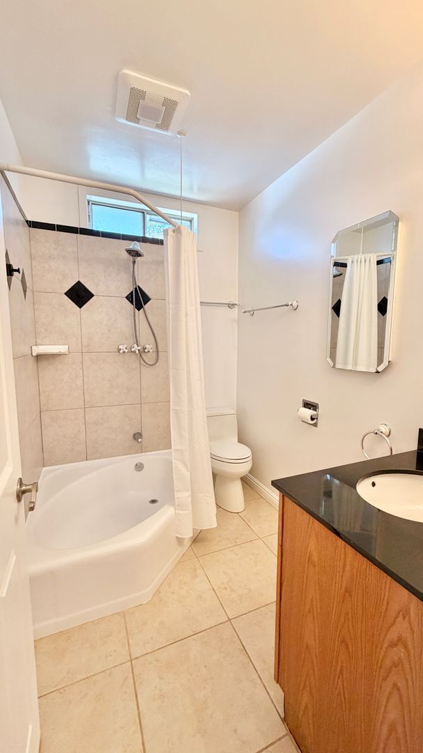 Building Photo - Darling Single Story Home, Blocks from the Beach, Amazing Location, & Close to Everything!