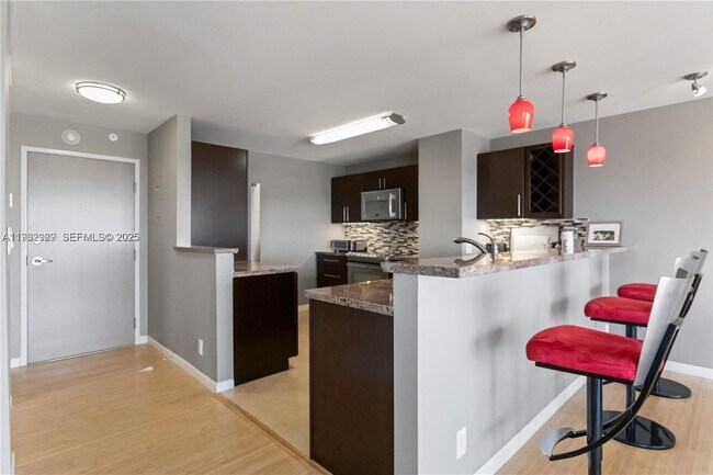 Building Photo - 340 Sunset Dr