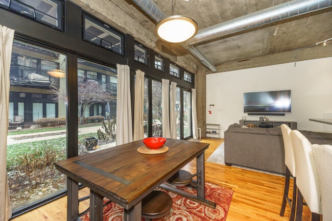 Building Photo - 1000 W 15th St