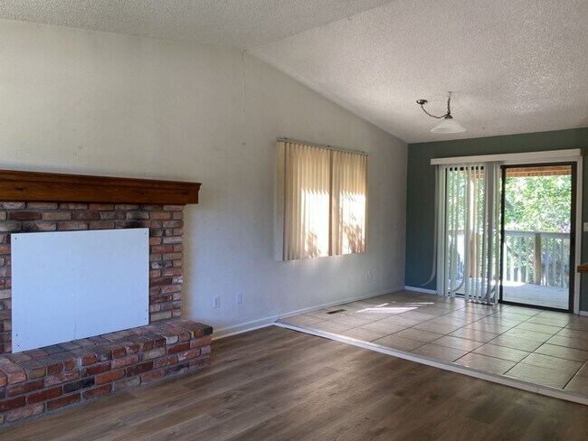 Building Photo - STUDENTS WELCOME! 4 Bed 3 Bath Home in West Ft Collins w/ Garage and Fenced Yard - Lawn Care Incl...