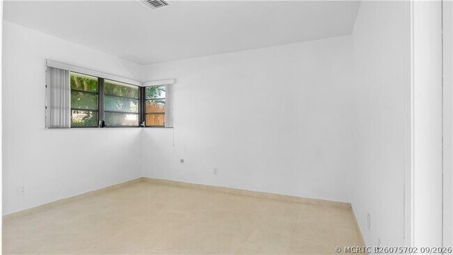 Building Photo - 2161 NE 35th St