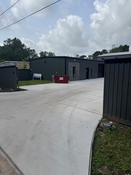 Building Photo - 18723 Mirror Lake Dr