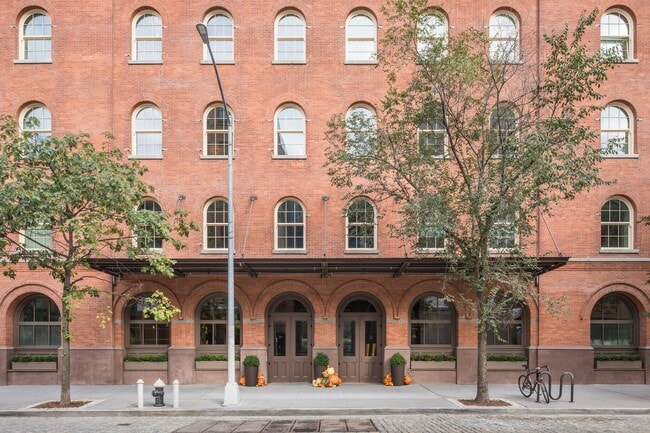Building Photo - 443 Greenwich St