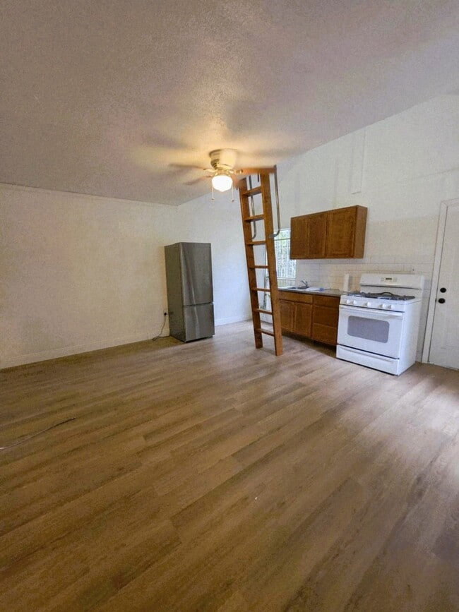 Building Photo - 6219 Saxon Dr