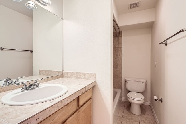 Building Photo - Cool 1 bedroom Condo in Uptown Medical Dis...