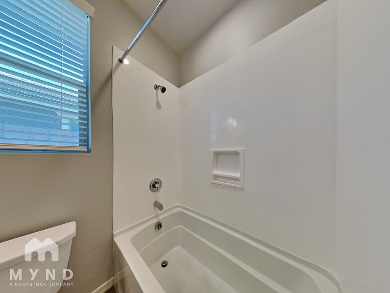 Building Photo - 15093 W Latham St