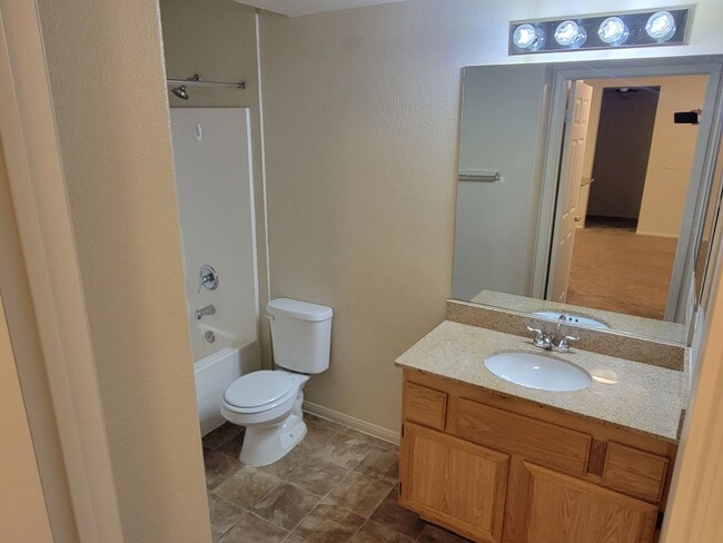 Building Photo - Clean and cozy 2 bed condo in gated commun...