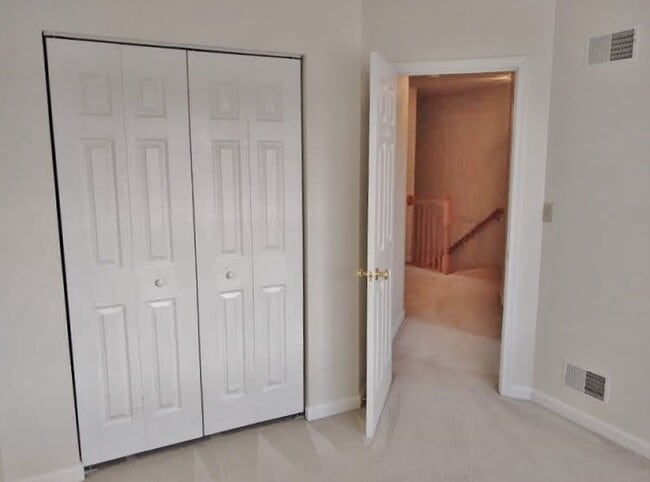 Building Photo - 3 Bed / 2 Bath Single Family Townhome