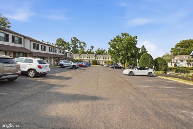 Building Photo - 1006 N York Rd