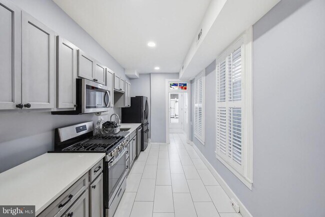 Building Photo - 1015 Riverside Ave