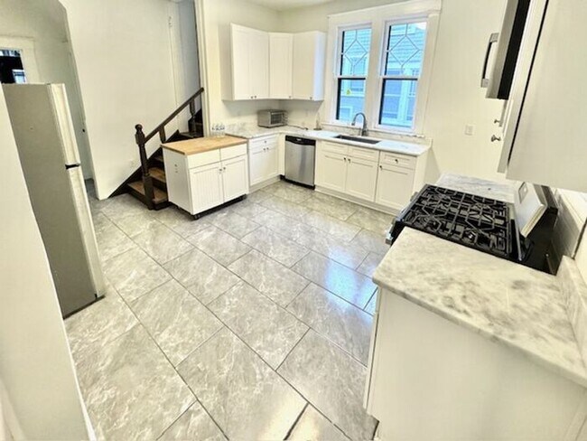 Building Photo - Historic Large Beautiful midtown home near Rhodes College available for Rent!