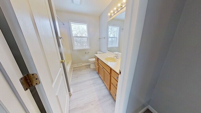 Building Photo - Comfortable Townhome in Convenient Location