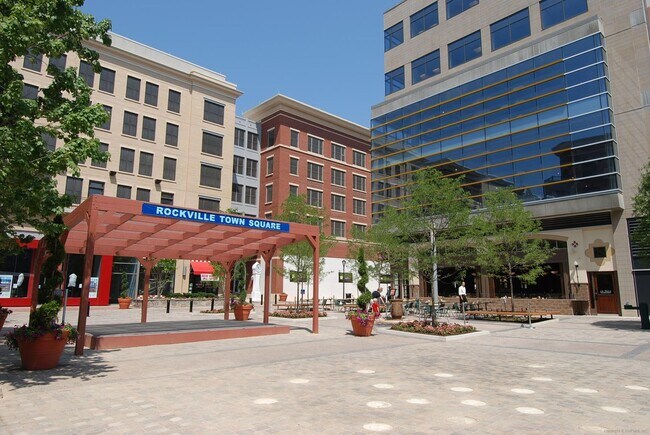 Building Photo - Fabulous 5BR 2.5BA Located in Close in Roc...