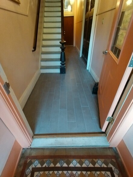 front foyer / interior entry - 352 S Main St