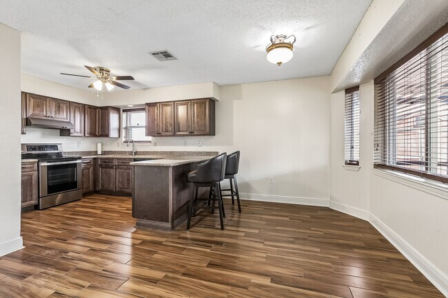 Building Photo - 1501 Somerset Pl