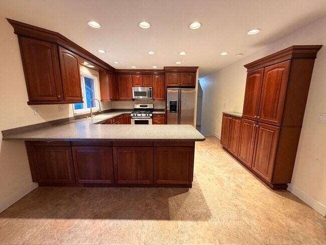 Building Photo - Large (5) bedroom home in a well established Anchorage neighborhood!