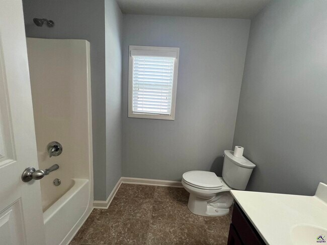 Building Photo - 204 Arden Dr