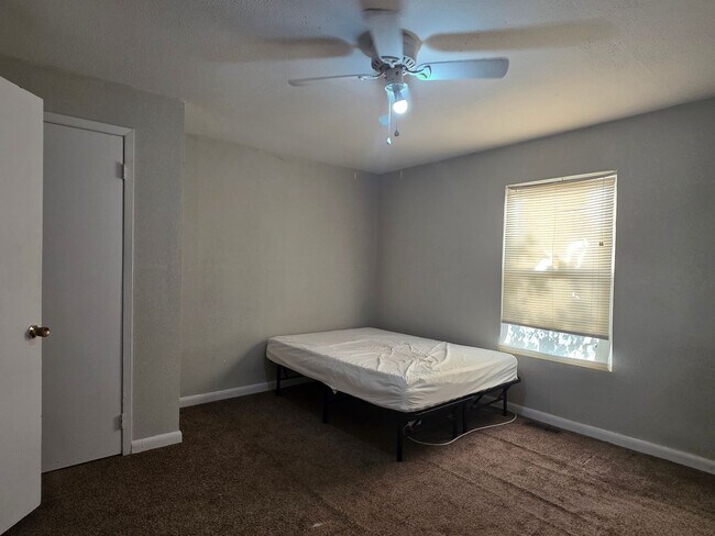 Building Photo - Knoxville 37921 - 3 bedroom 1 bath - call Lisa Vineyard or Shannon Russell 865-216-9334