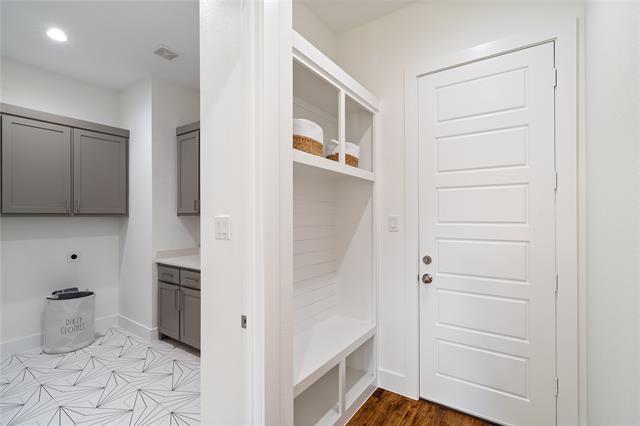 Building Photo - 907 St George Pl