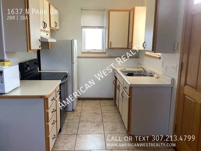 Building Photo - Downstairs, 2 Bed/1Bath Apartment