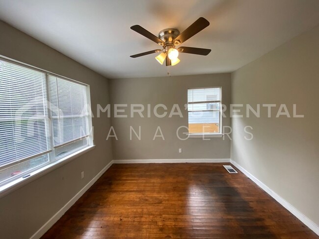 Building Photo - 828 Vanderbilt St