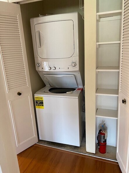 Building Photo - 521 Hahaione St