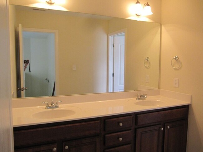 Building Photo - 3160 Landing Falls Ln