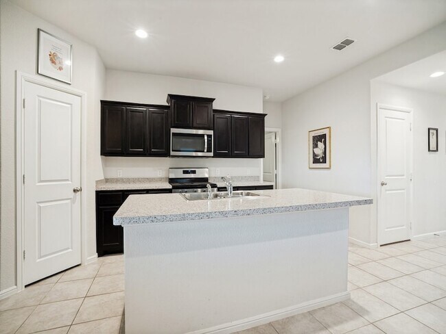 Building Photo - 1129 Loomis Trl