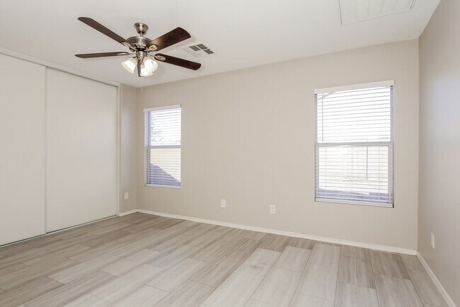 Building Photo - 11638 W Carol Ave