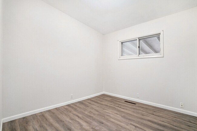 Building Photo - 3 Bed ranch minutes from CSU and pet and s...