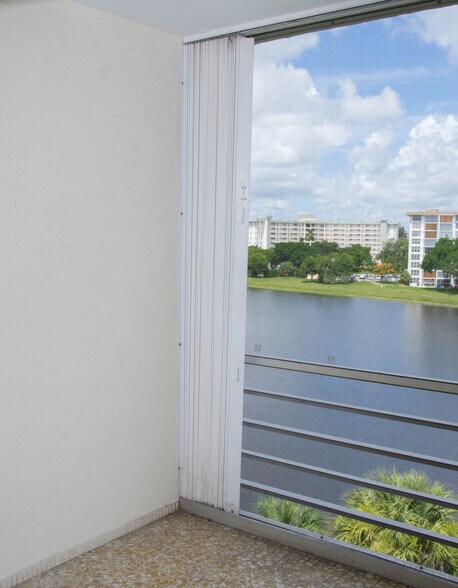 Building Photo - 2801 N Palm Aire Dr