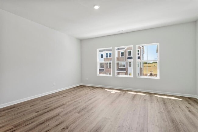 Building Photo - 372 Chesapeake Cmns St