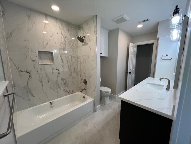 Building Photo - 8711 Hinman St