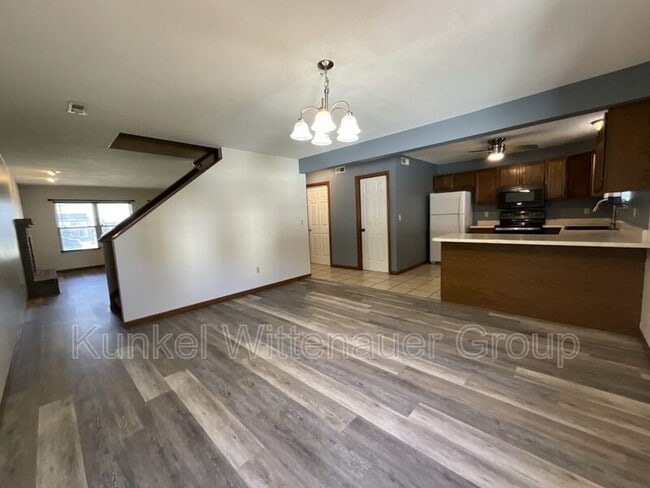 Building Photo - 1933 Chevy Dr