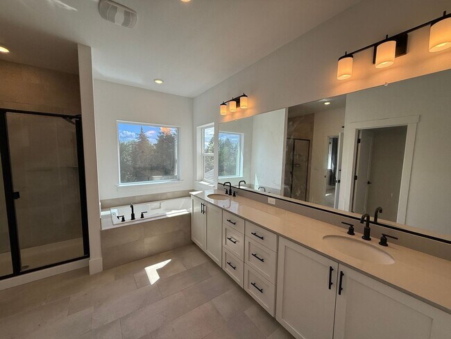 Building Photo - 17820 SW Maiden Ct