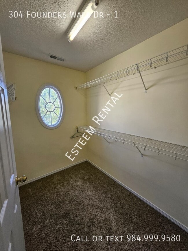 Building Photo - 304 Founders Walk Dr