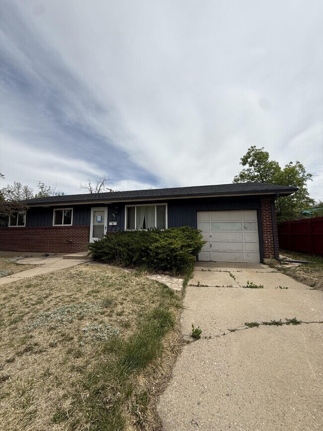 Building Photo - Charming Home Available Now!