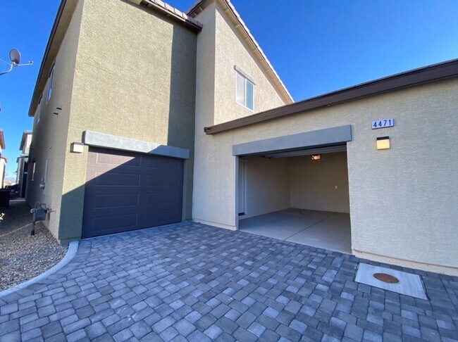 Building Photo - 4 BED 3 BATH Townhome, 1 LOFT, 2 GARAGES, GATED!